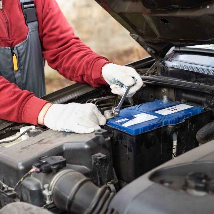 Best Batteries for Kiya Sportage a technician check the vehicle